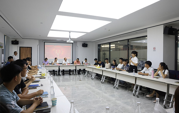 乔”见将来，顶“锋”相会
